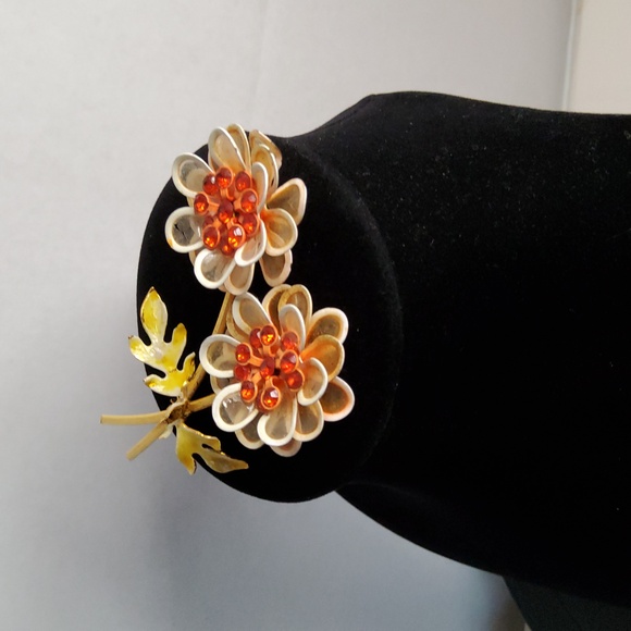Vintage flower brooch goldtone and enamel - Picture 8 of 8